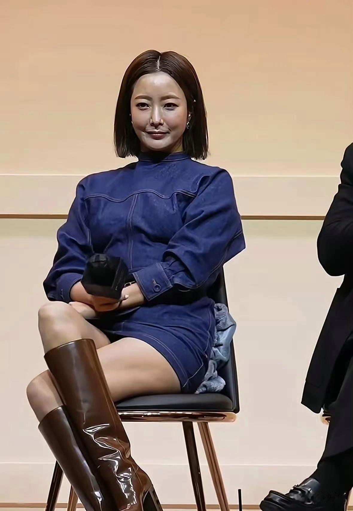 近日，有网友发现，年近五十的金喜善脸上已经悄然出现了岁月的痕迹。这一发现，无疑在