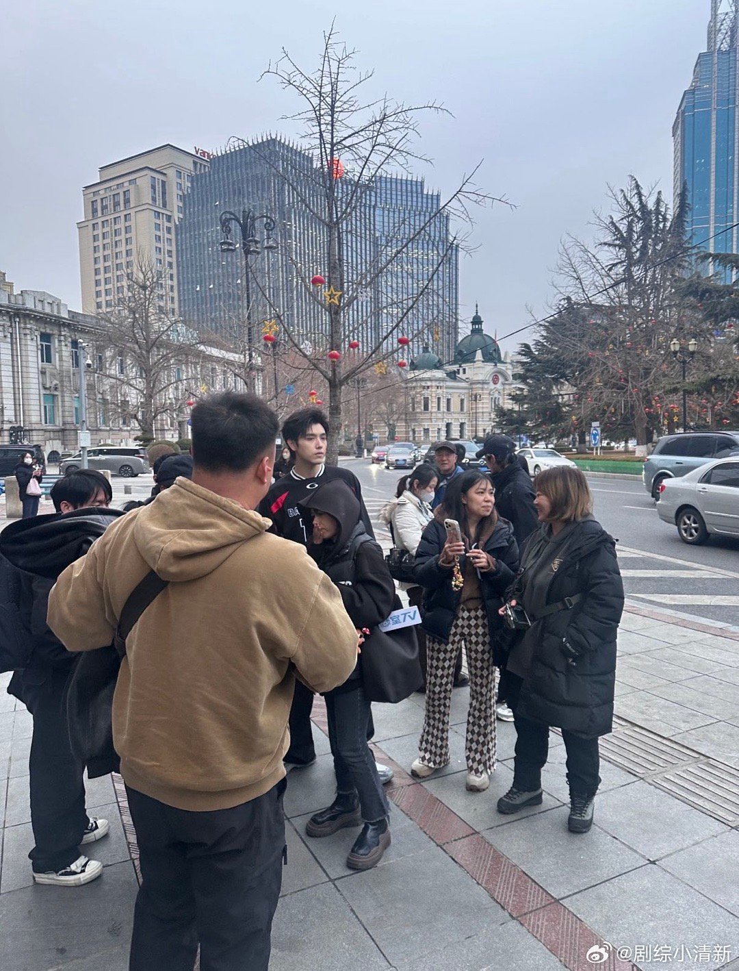 买烤冷面偶遇陈飞宇 谁能想到买烤冷面也能偶遇明星。陈飞宇在街头被拍到，穿着休闲站