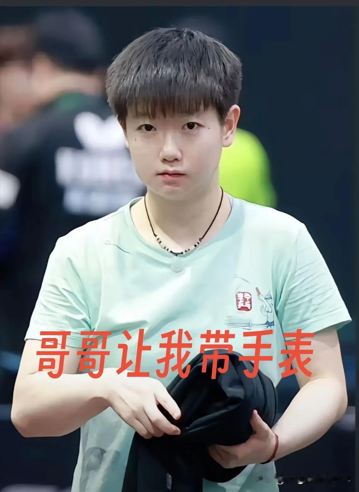 近日，王楚钦因关心队友孙颖莎而引发讨论，他为她准备了一款电话手表，似乎是为了保护