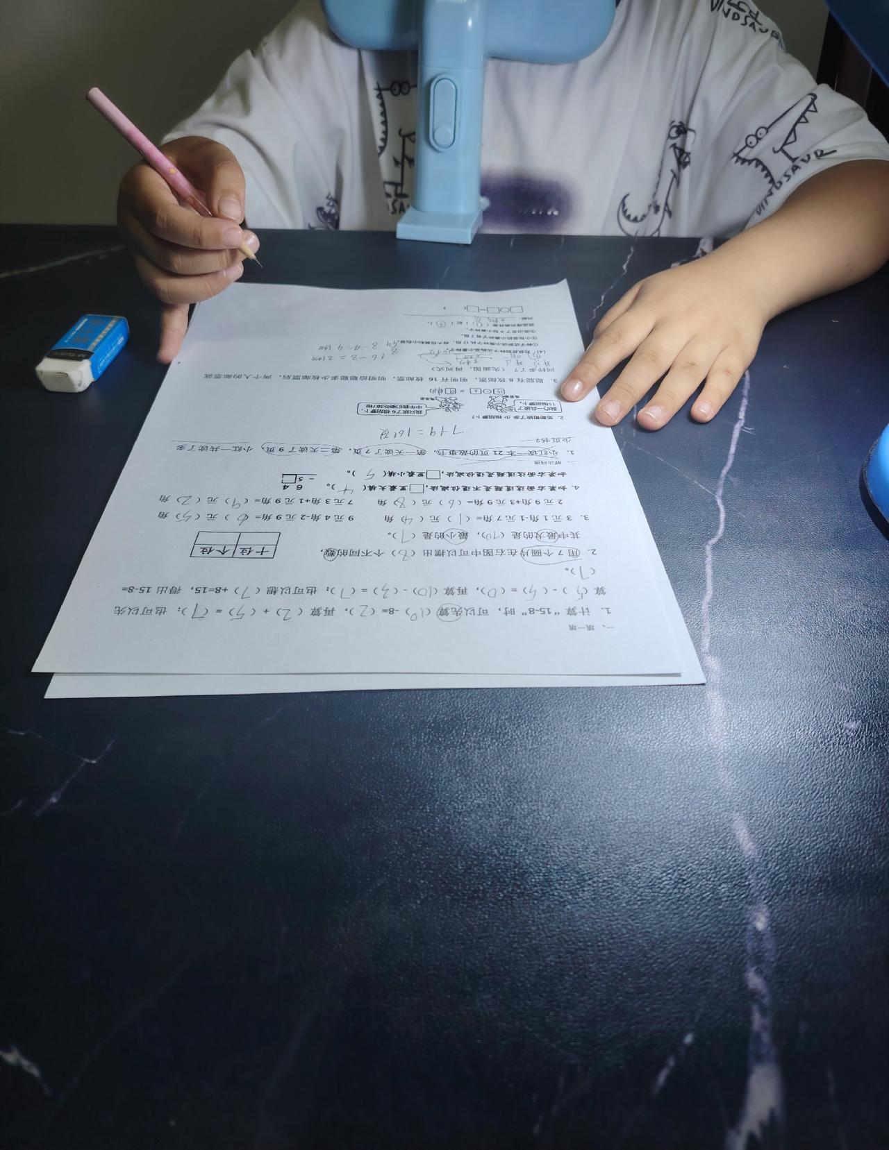 谁懂辅导作业的痛啊😮‍💨

刚坐下没五分钟，血压直接直线飙升。
标准三部曲先