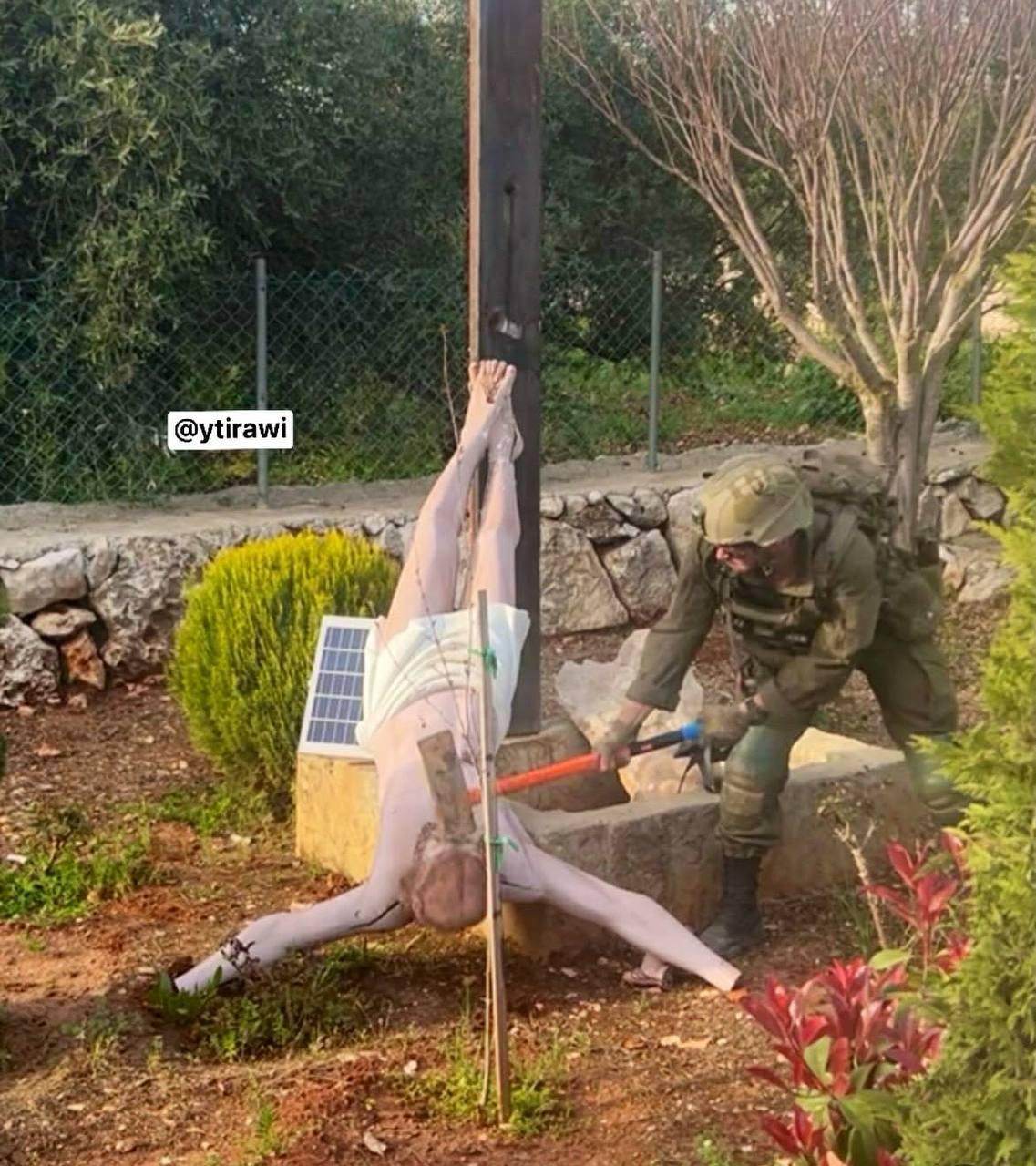 一名以色列士兵砸毁耶稣像，这个疯G一样的国家正在有计划的激怒全世界！
