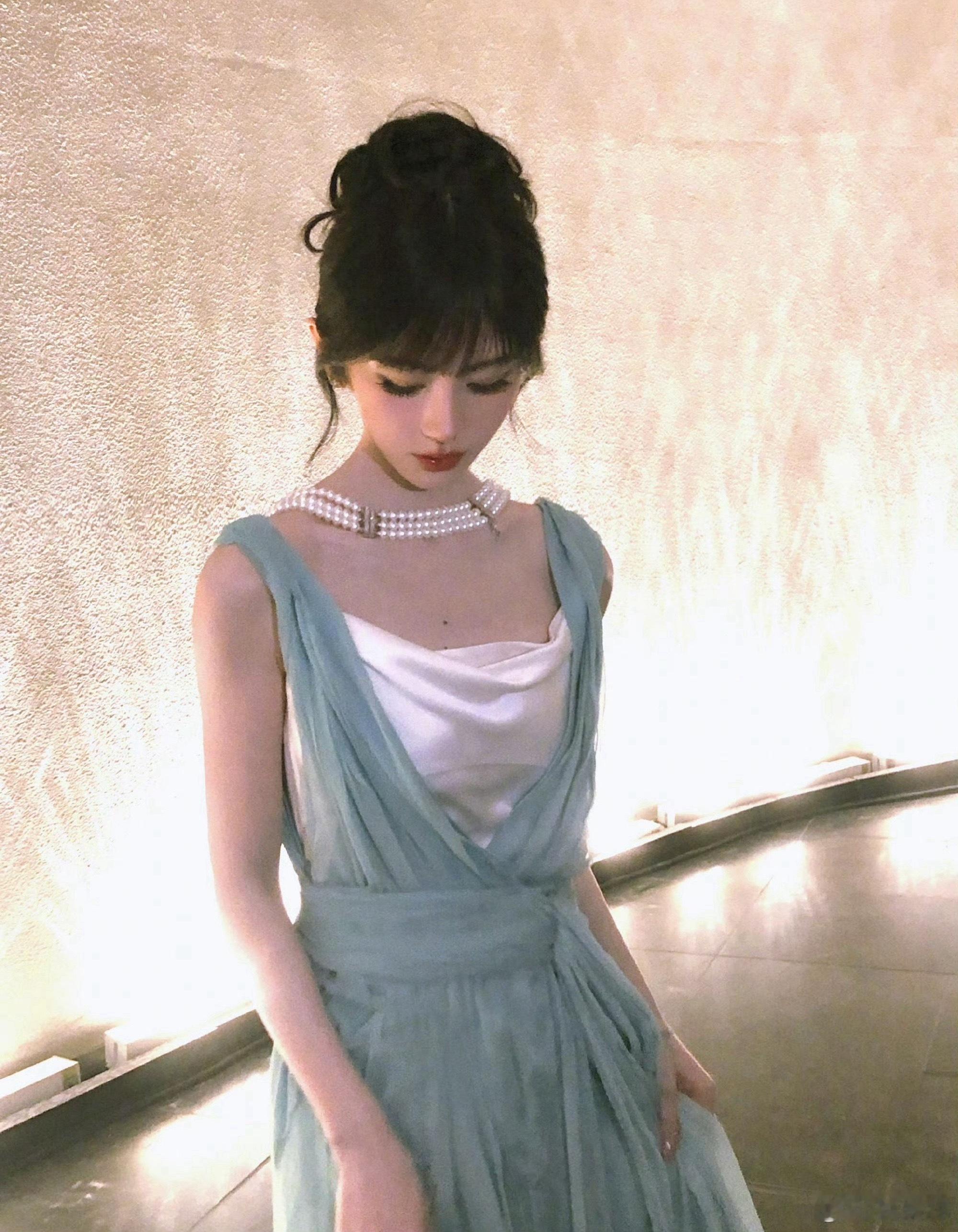 哇塞，鞠婧祎分享碎片晒了这套Alexandre Vauthier2012 春夏古