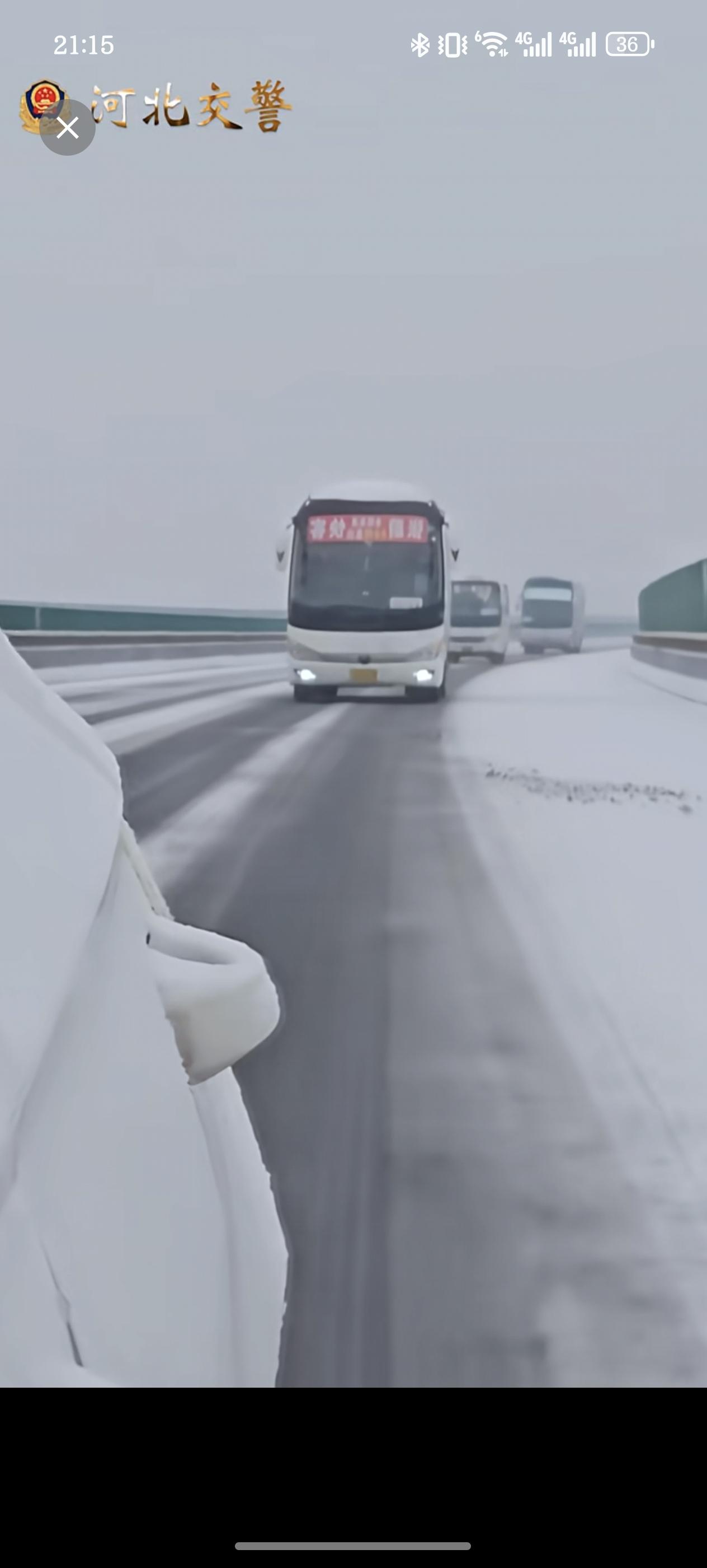 大雪无情人有情，河北高速交警硬核护航。

受西南冷空气影响，12月12日，河北省
