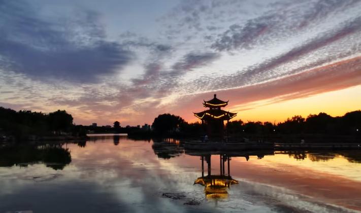 聊城的夏天，落日美得令人沉醉。

夕阳西下，天边被染成绚烂的橘红与深紫，流云如锦