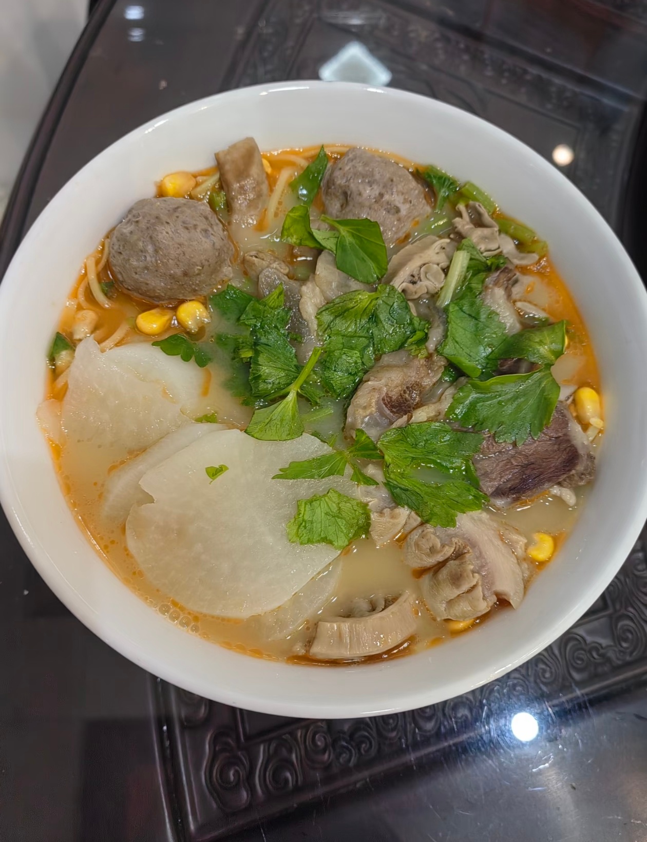 牛筋丸咬着贼弹牙，还爆汁儿，牛杂吃着软乎乎的，一点怪味都没有。白萝卜吸满汤，甜滋