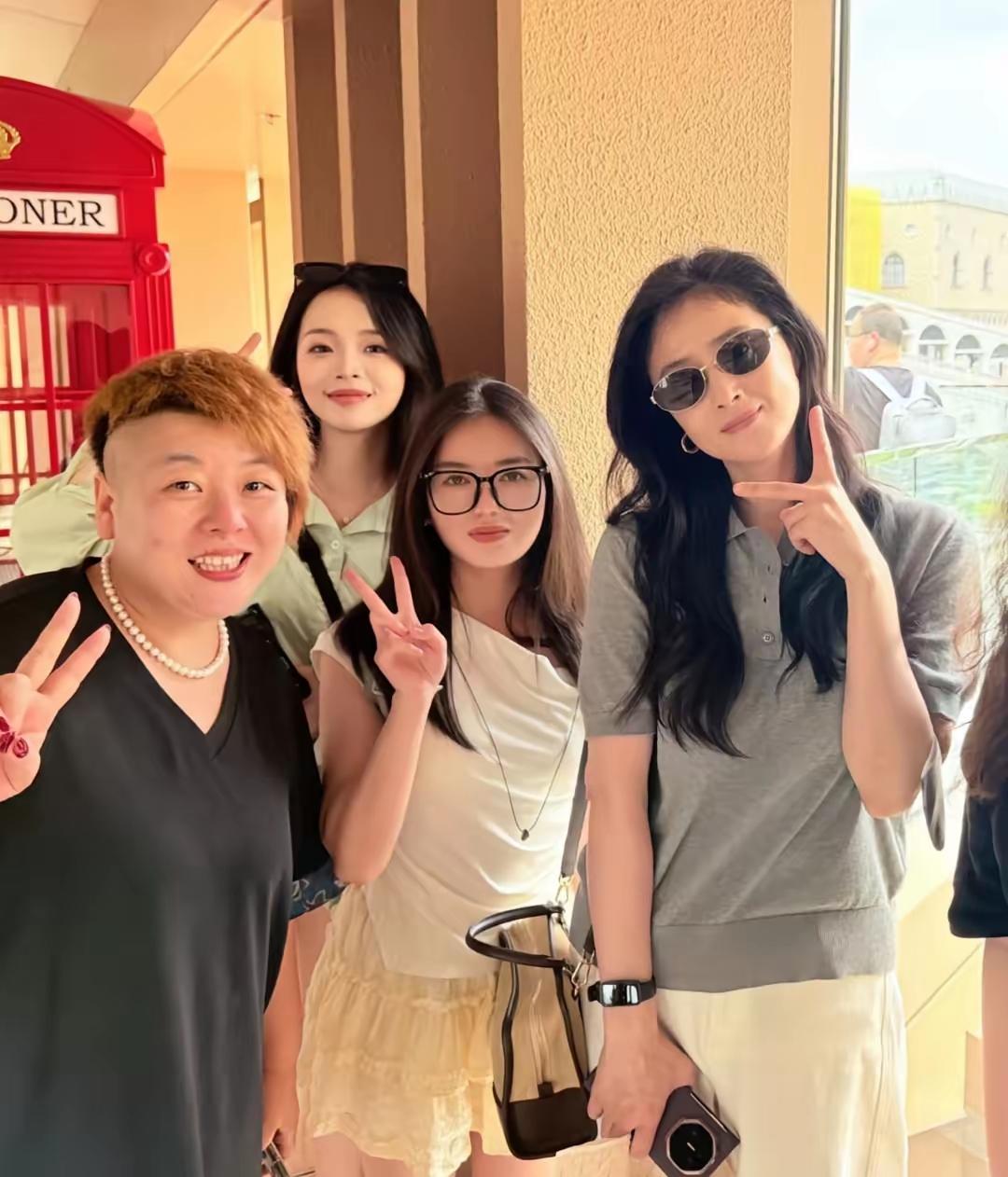 43岁的蒋欣在澳门商场被偶遇，穿搭时尚，身型纤瘦高挑，比以往更显清瘦。她皮肤白皙