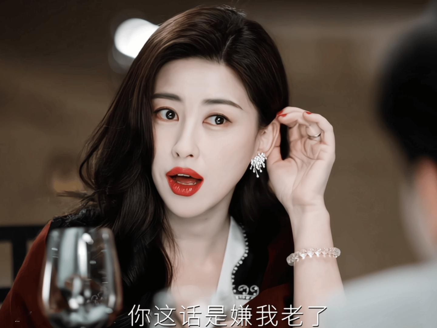 朱珠穿搭 朱珠的“老钱风”穿搭，在《蜜语记》里展现得淋漓尽致。不是那种刻意的精致