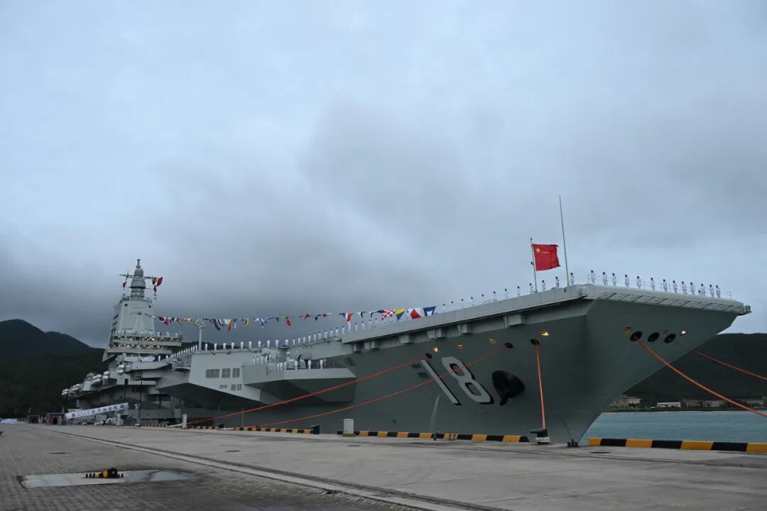 中国第三艘航空母舰福建舰近日在海南正式入列，这是我国首艘配备电磁弹射装置的航母，