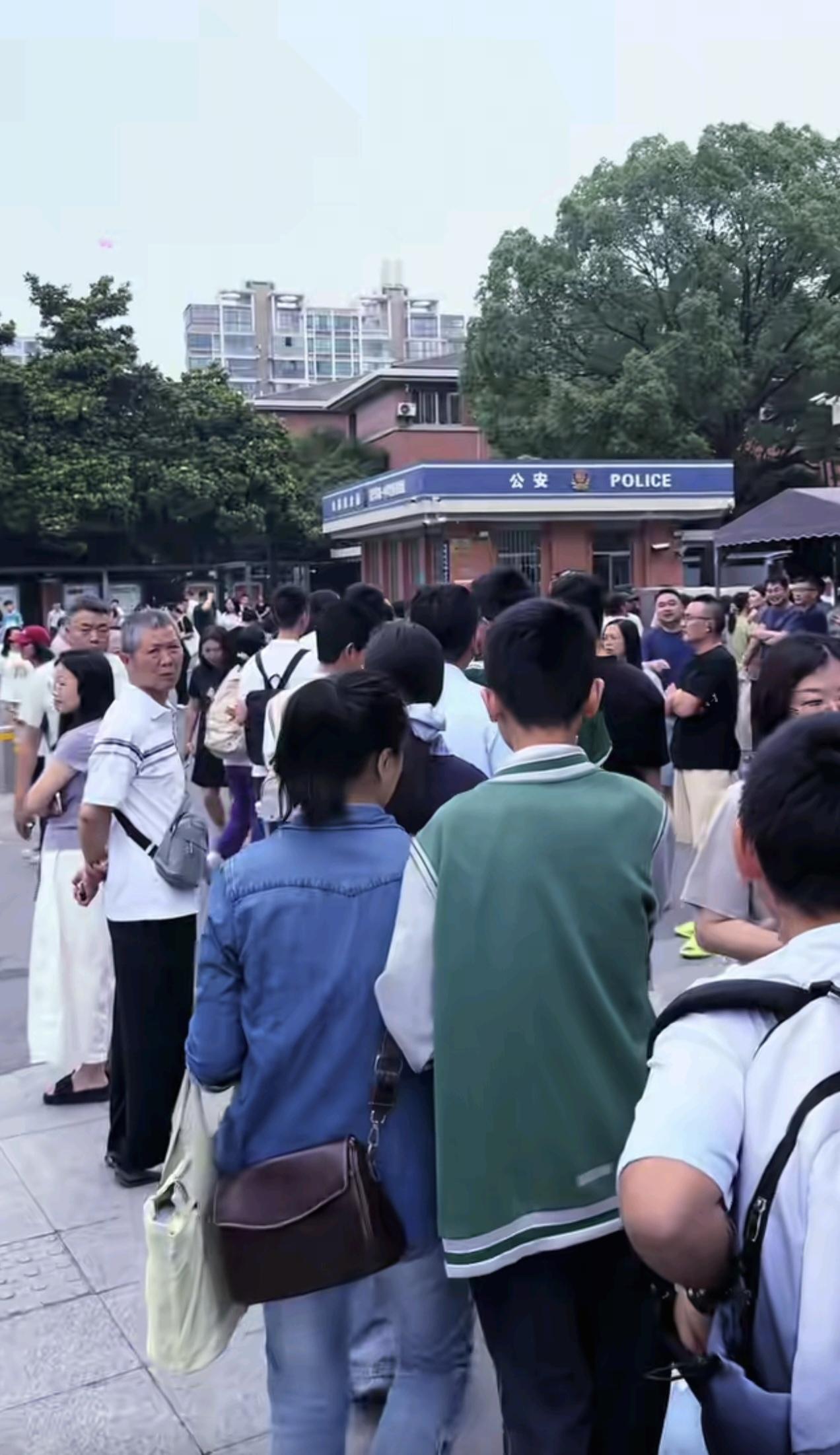 高考和中考刚结束，嘉兴一中登峰计划考试也来了。本来都在传今年登峰计划取消了，不过
