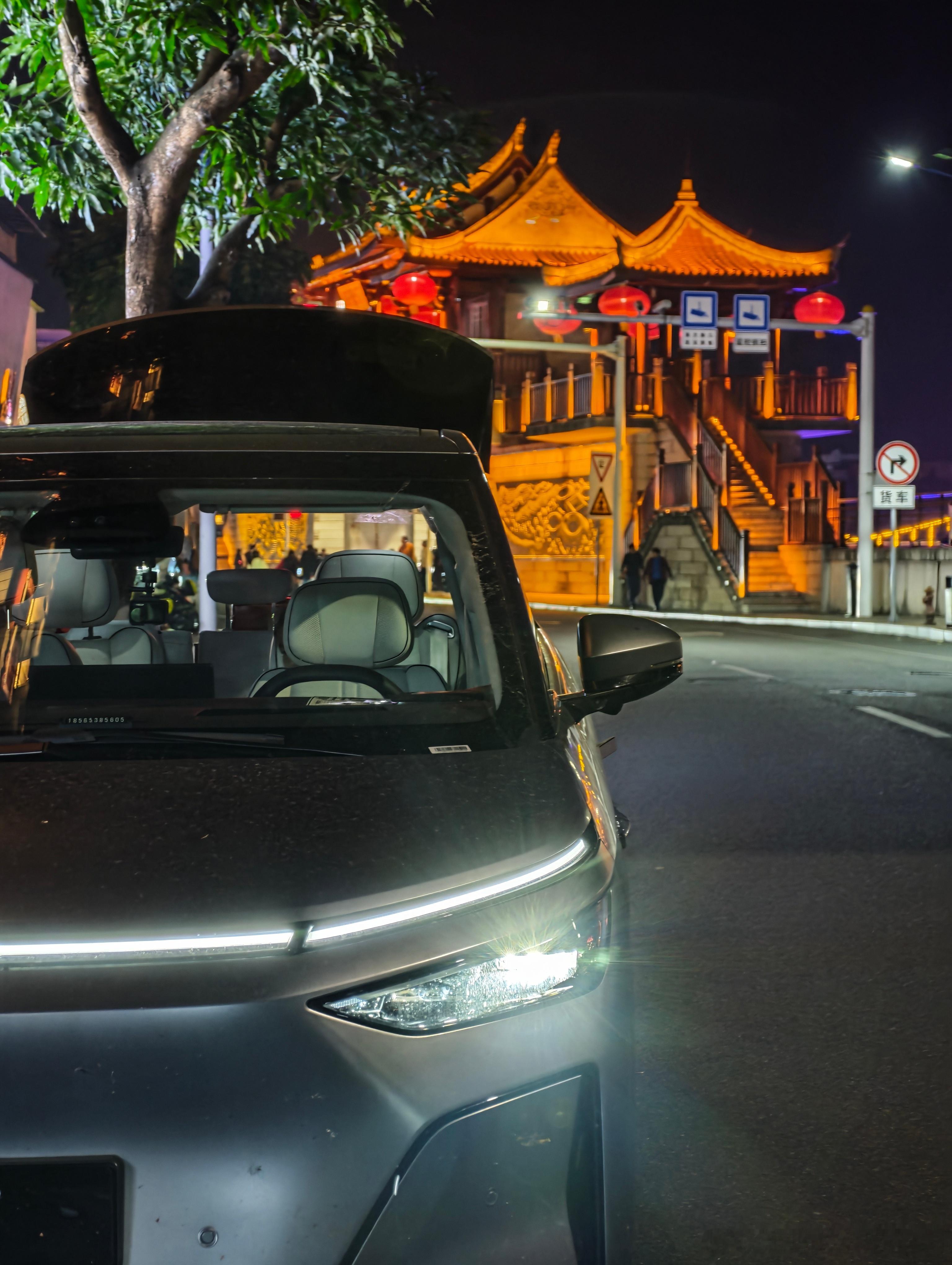 开着小鹏回家过年 下沉到十八线乡镇的时候，小鹏x9 还是有非常高的话题度。加油站