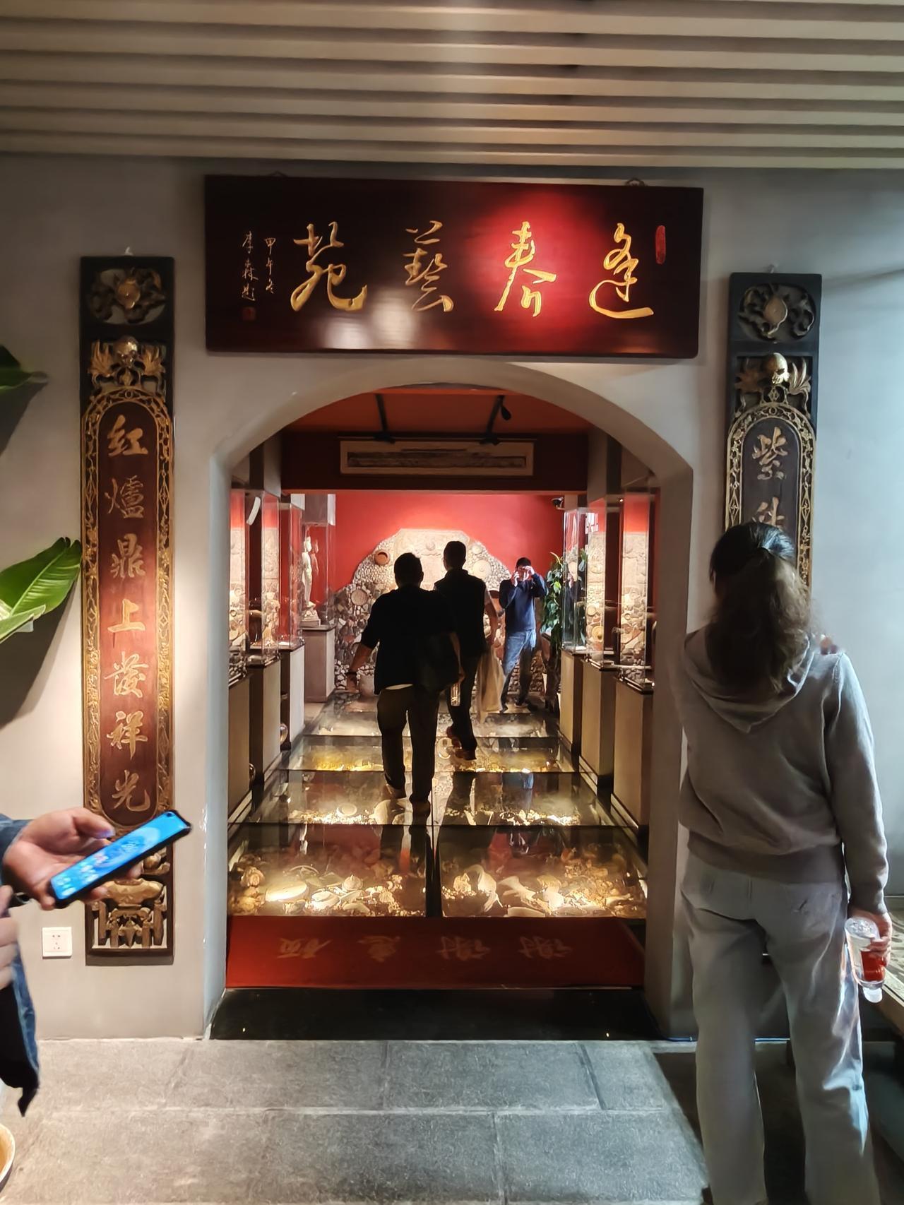 扑克掼蛋比赛
  —— 适合老年人的休闲娱乐方式

     近日，我参加了位于