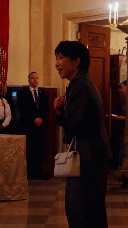 上一个在白宫，把媚态表现得如此淋漓尽致的人是尹锡悦。

不知道这一次，高市早苗会