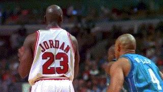 乔丹这个大手，就是假动作😄