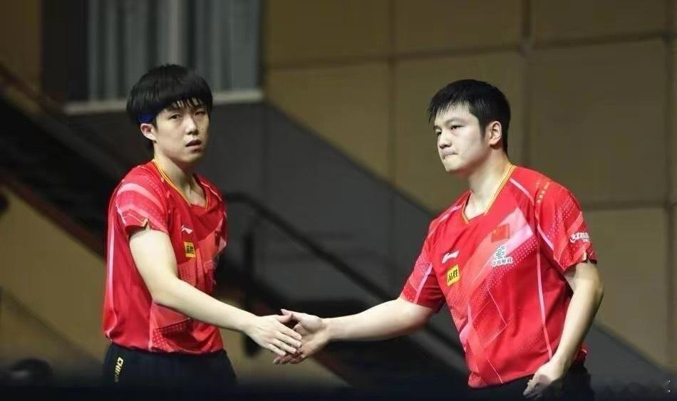 国乒巅峰对决！男团决赛王楚钦再战樊振东谁懂啊！国乒“王炸对决”又双叒来了！男团决