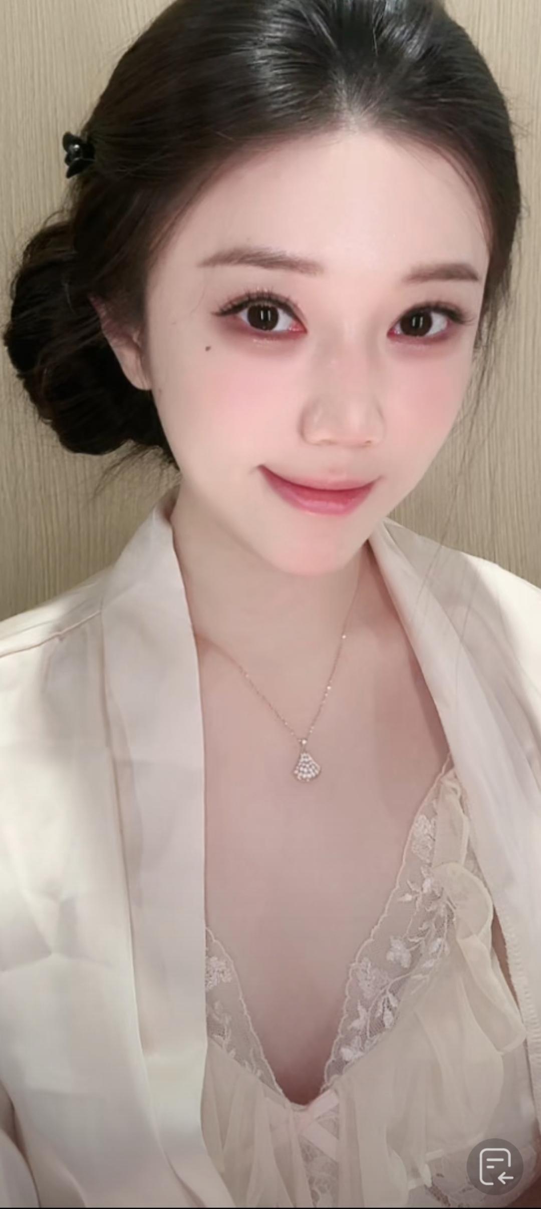 这位小姐姐穿着睡衣，微笑着拍照。
