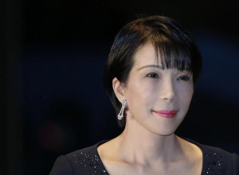 日本在军事扩张的道路上，正表现出一种前所未有的焦灼。
为了绕开和平宪法的束缚，东