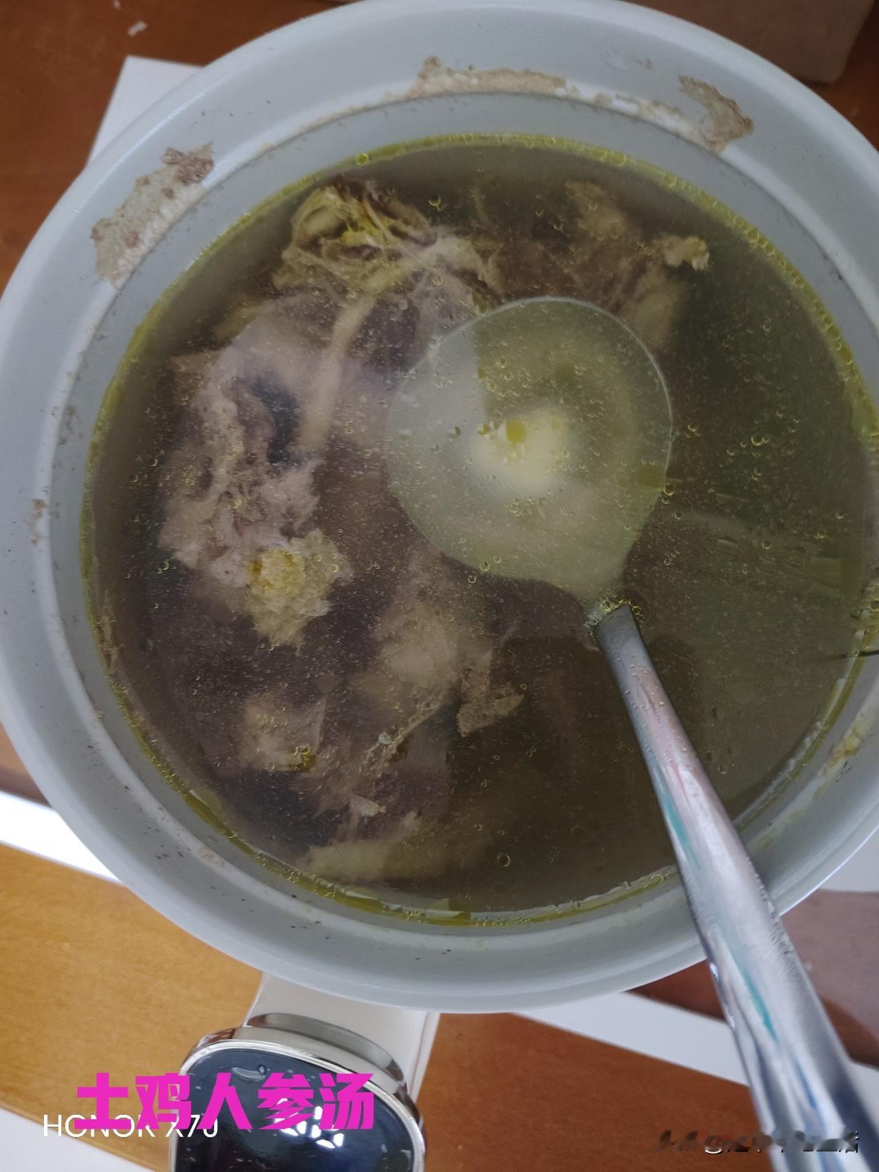 人参土鸡汤是经典的药食同源滋补药膳，做法简单易上手，同时兼具多重养生调理作用。母