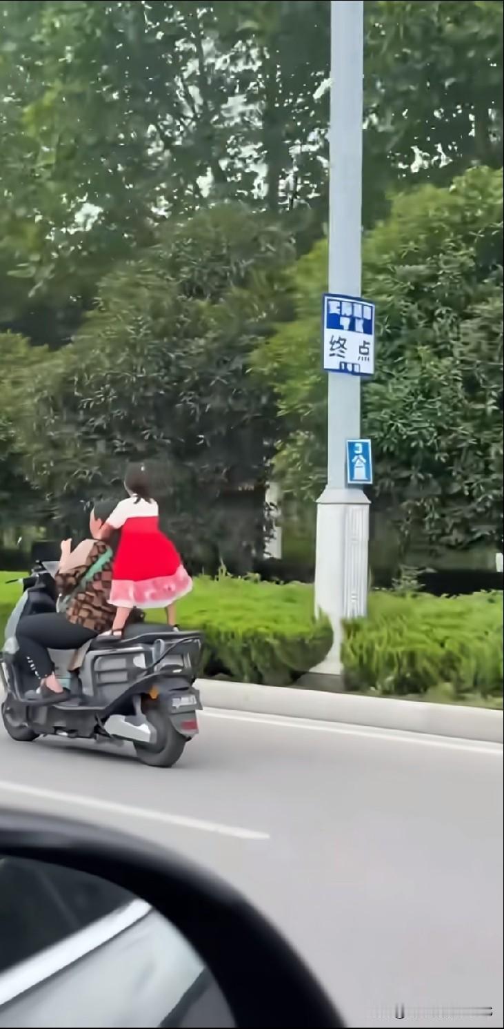 目睹这一幕，着实令人揪心不已。骑车时看手机，还让孩子站在后座，每一项都是潜藏的安