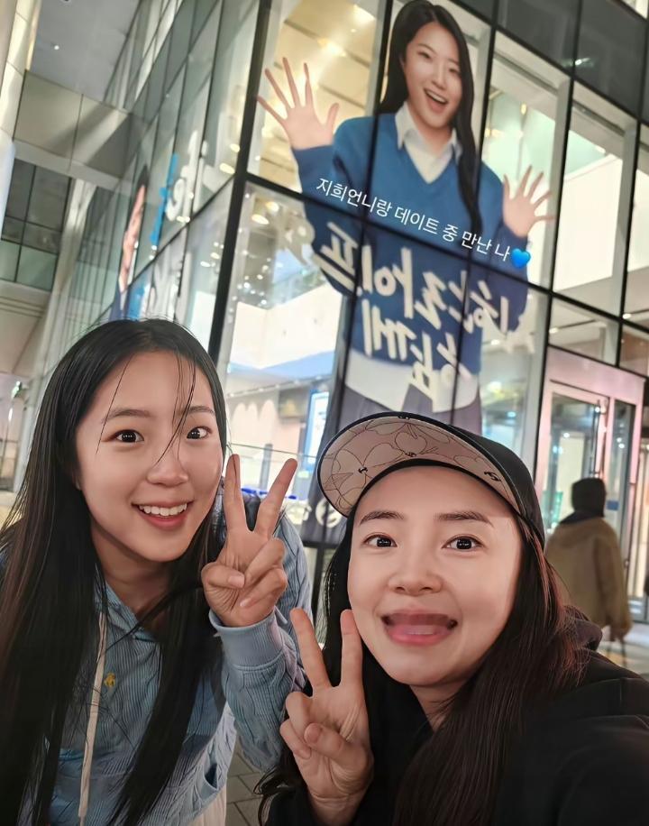 申裕斌和田志希逛街偶遇自己广告牌，姐妹同框也太甜了！
 
4月7日，申裕斌在社交