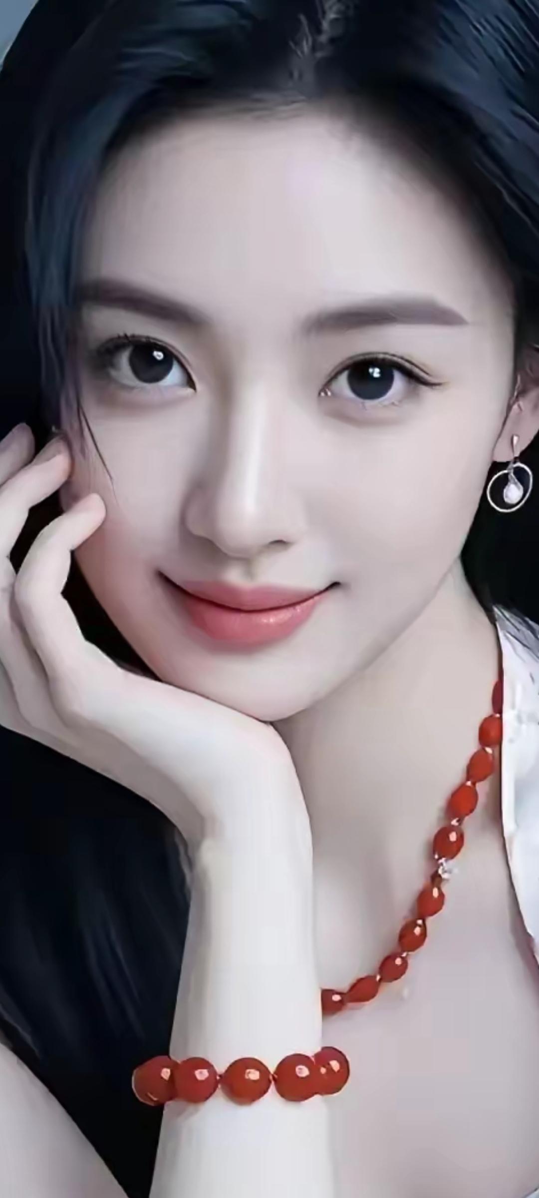 温柔微笑，红宝石闪耀，甜美动人！💖✨