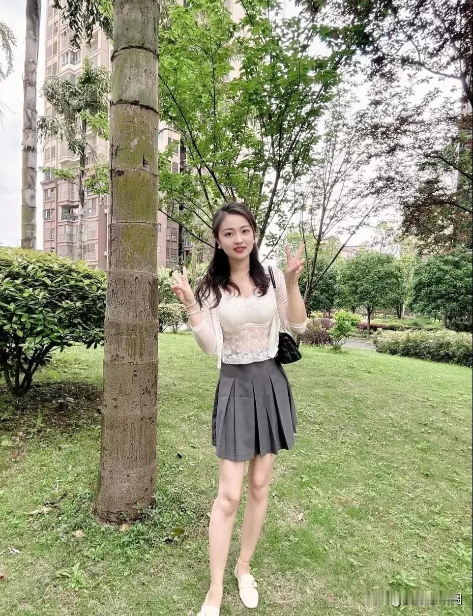 一女子在海南三亚穿和服遭到众人谴责，我觉得挺可笑的，现在有一群人嘴里谴责别人穿和