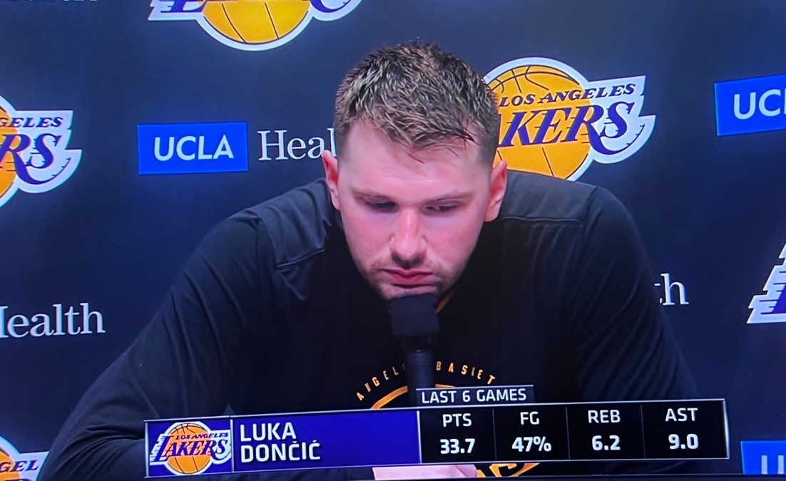 今天赛后的东契奇，有几个瞬间看上去情绪低落，心情不好。 