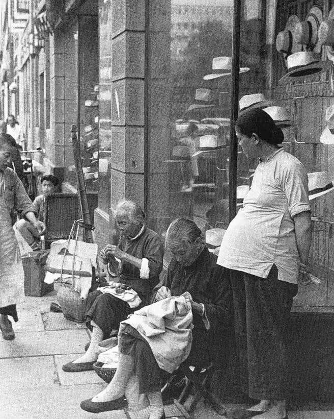 1949年上海街头的老照片，繁华背后全是生活的不易。
 
这张照片拍摄于1949
