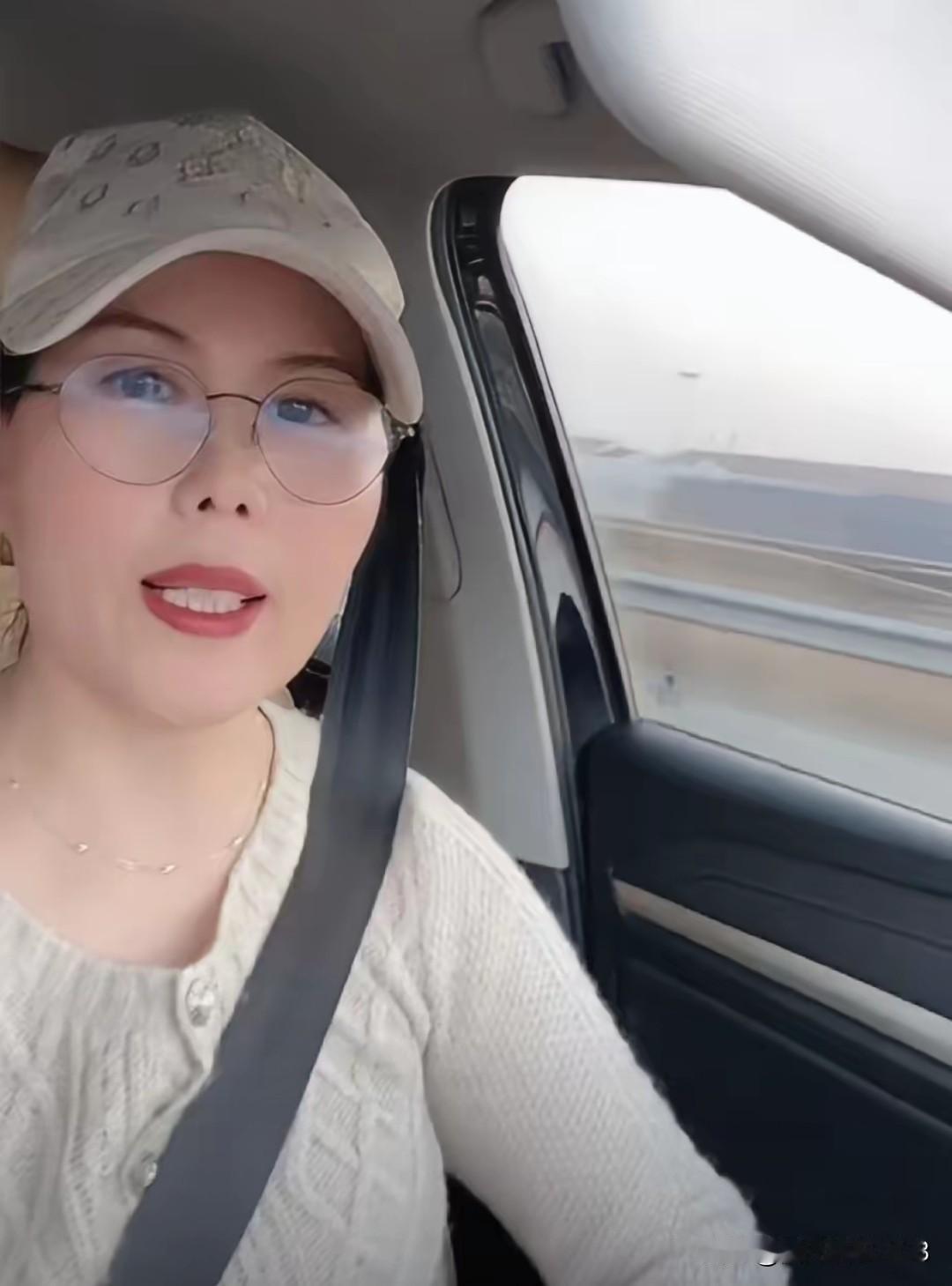 小杨阿姨放假了回老家开开心心过大年。小琳琳小月月也和马筱梅一起回湾湾了。
   