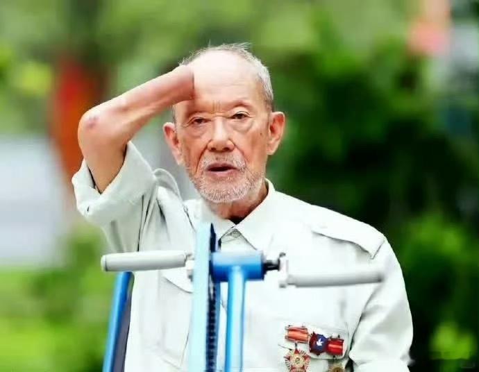 抗美援朝长津湖战役中冰雕连的幸存战士周全弟，在零下40℃的严寒雪地埋伏3天3夜，