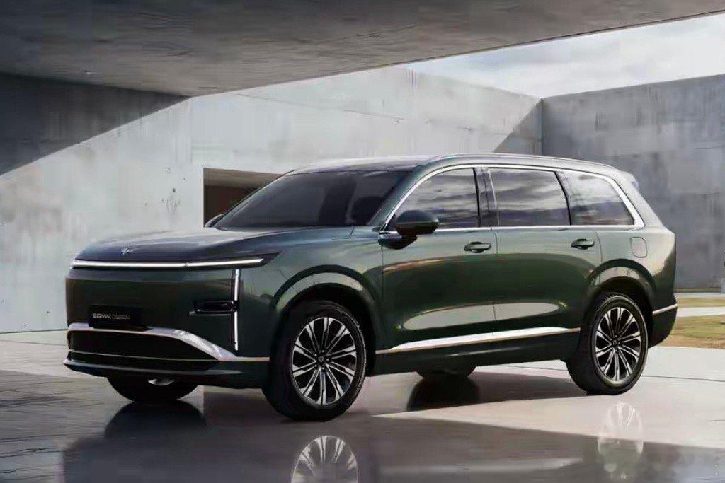 五菱汽车公布了星光家族首款中大型SUV的官图，同时命名为星光L。搭载插电式混合动