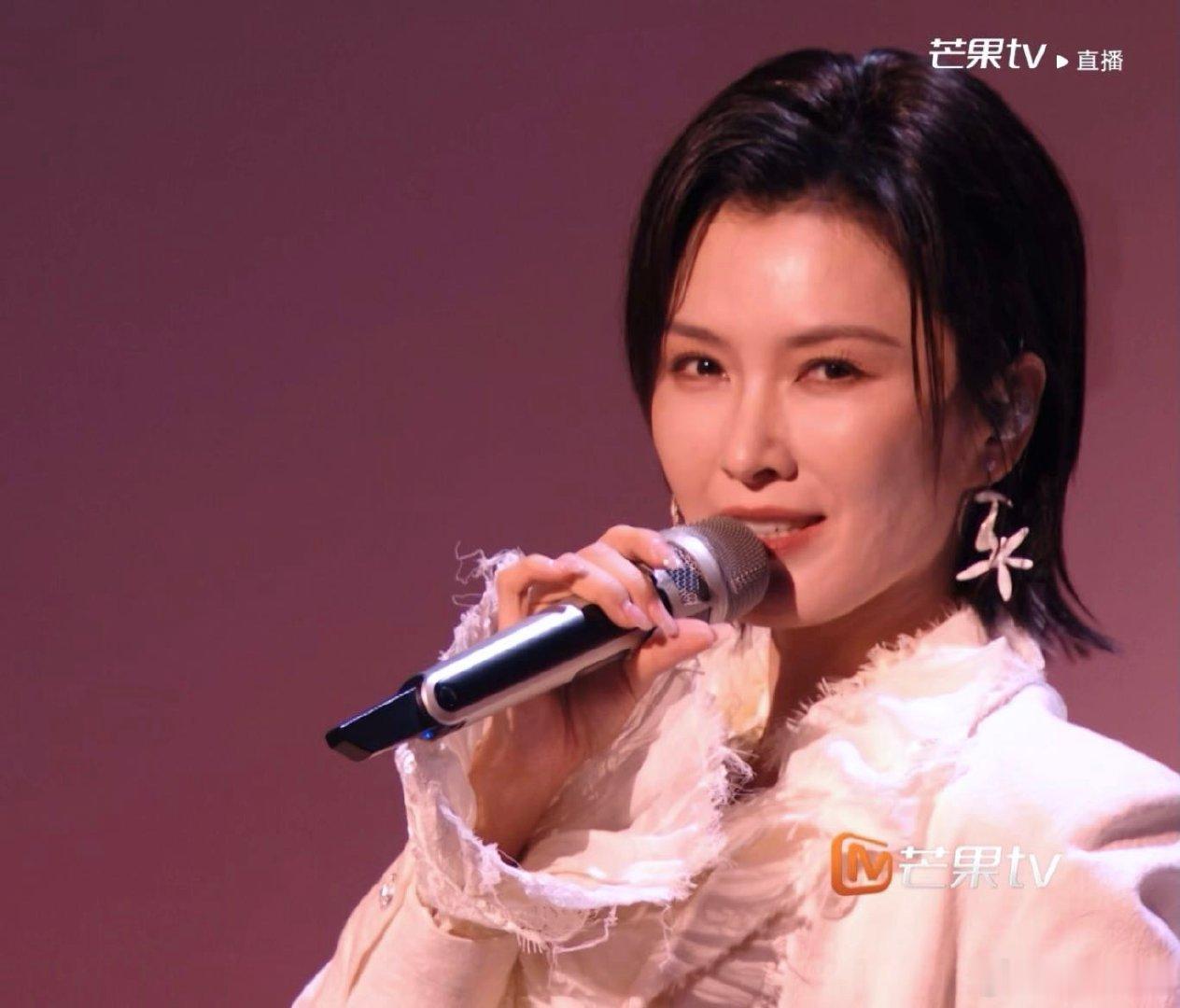 徐洁儿回应对高音的认可徐洁儿回应高音热搜 今晚的高音真的是唱的太好了呀，看到徐洁