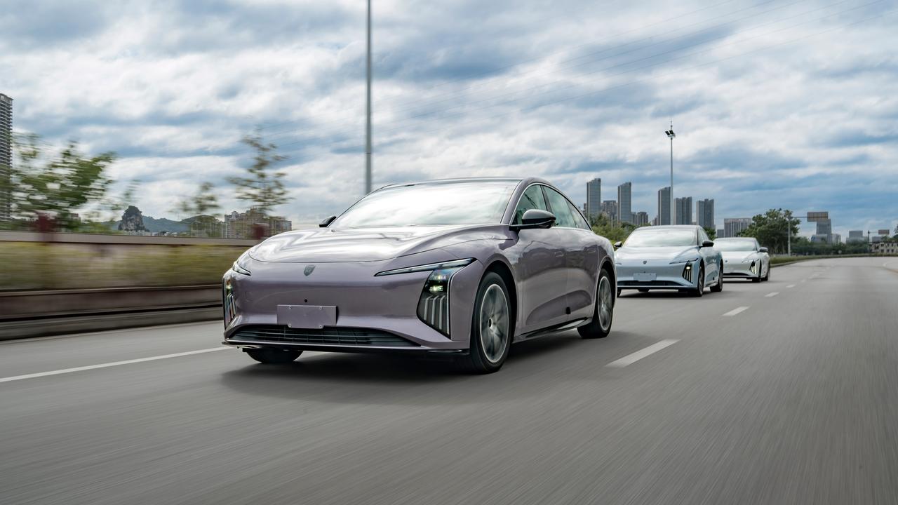 三月赴春约，星海 S7 为生活添彩。流体美学车身融入春色，FSD 悬架稳行山水间