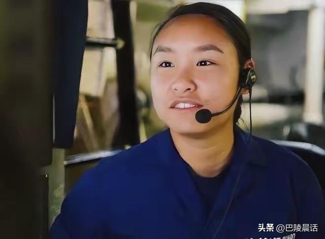 她叫郑浩儿，10岁时随父母移民美国，已加入美国国籍，现在在美国海岸警卫队服役。