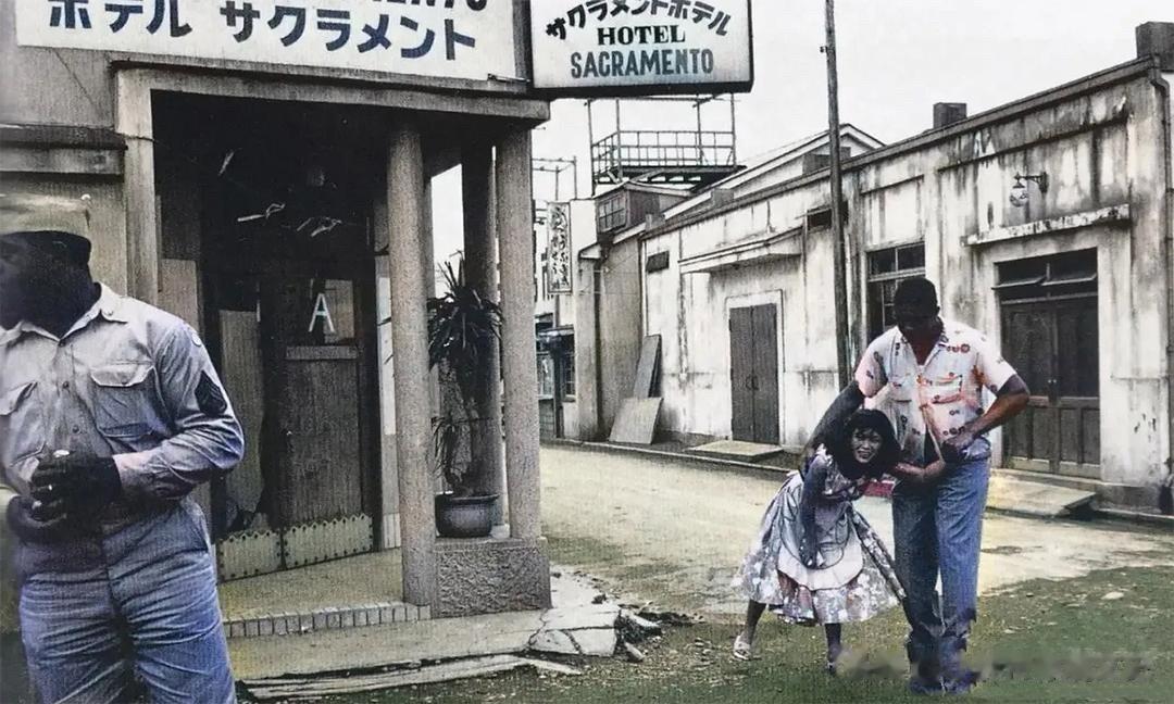 这是50年代，两名美国黑人士兵在日本街头强行拖拽侵犯日本女子的照片。
 照片中的
