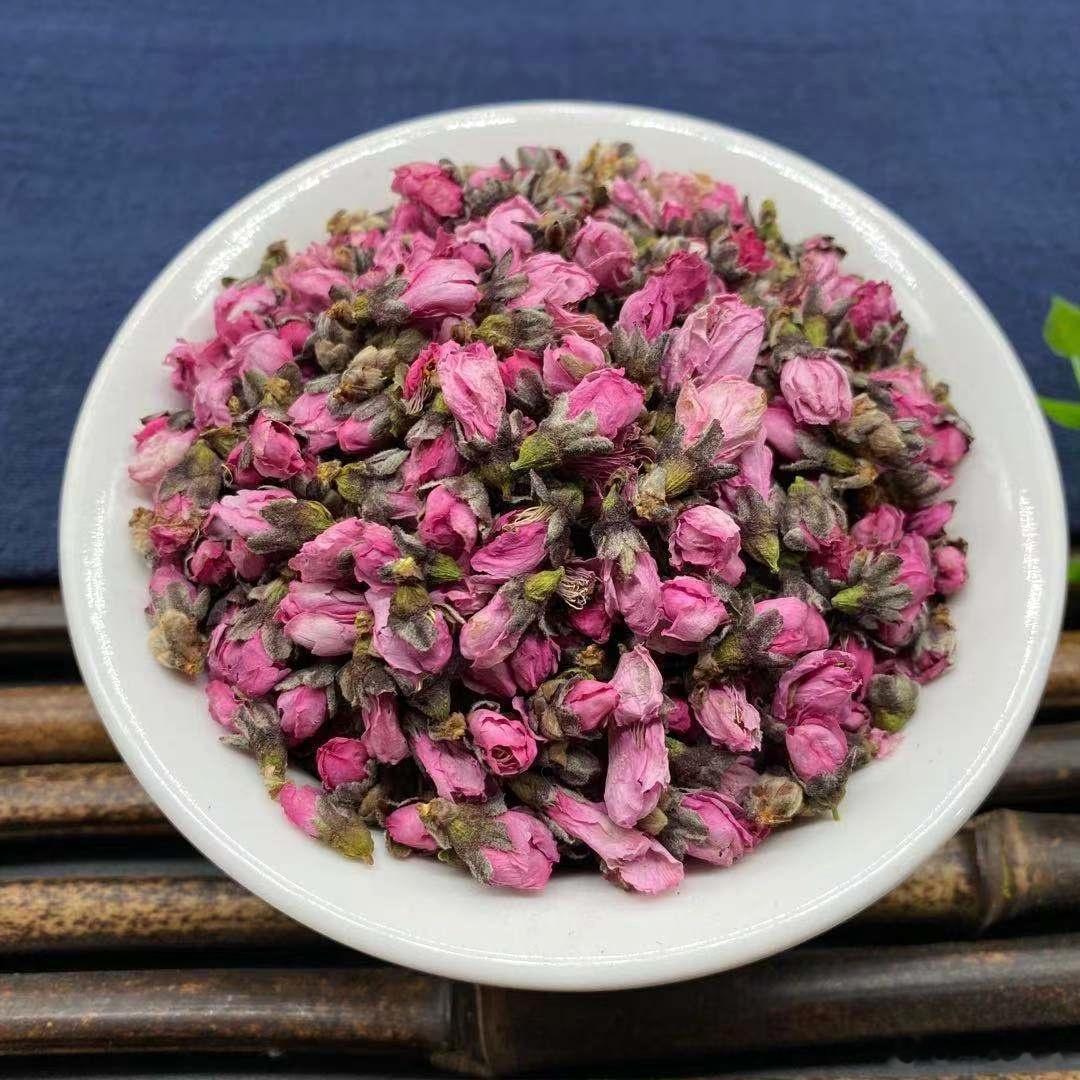 【祛斑美颜茶饮——桃花枸杞茶】平素面色晦暗，有色斑暗沉的人群，宜用此茶饮常服。组