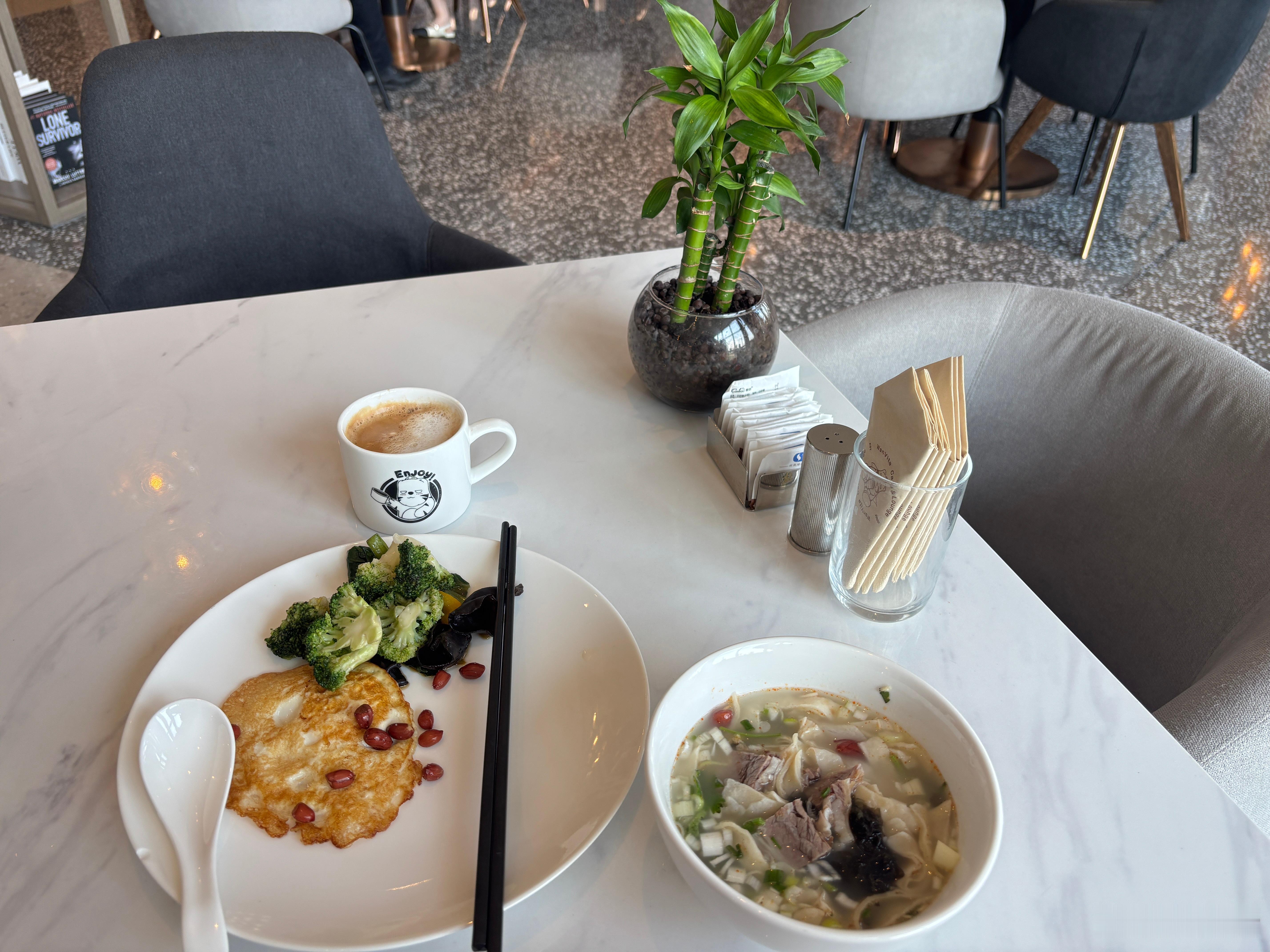 太热了，穿街走巷寻觅美食的欲望都没有了，酒店里对付一口算了美食摄影美食