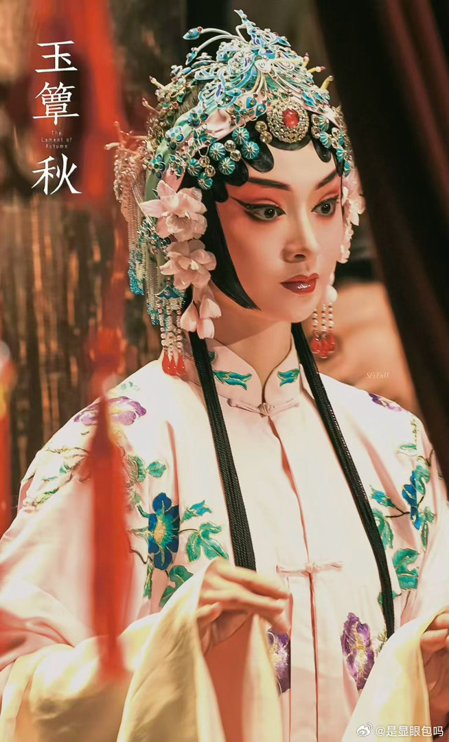 周洁琼昆曲扮相杀青特辑里的昆曲扮相也太绝了，粉衣水袖翩跹动人，精致头面衬得眉眼如