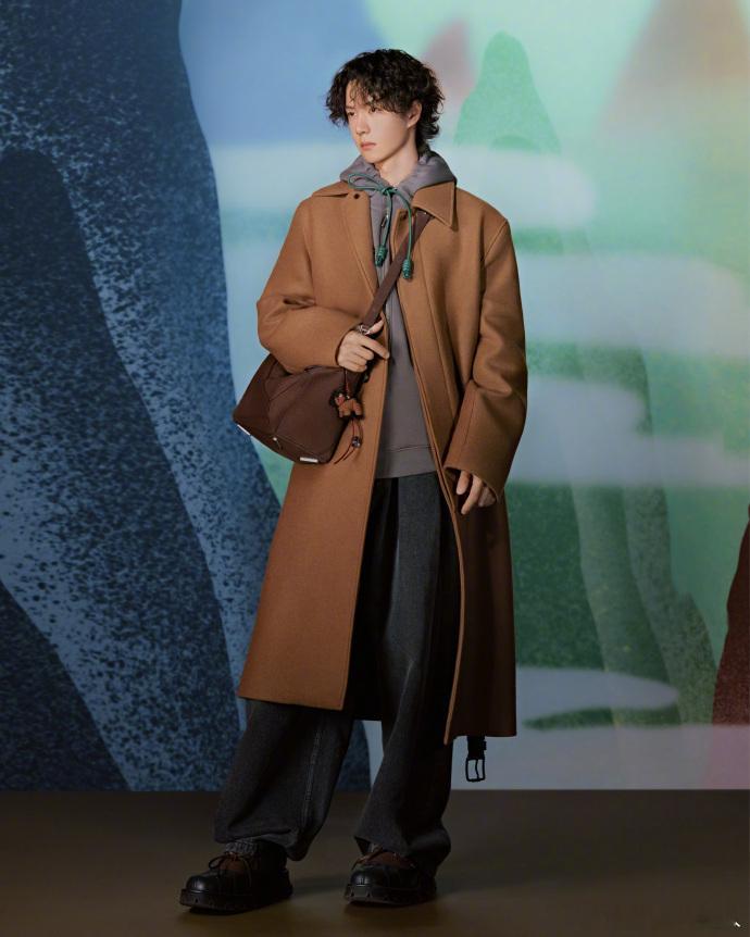 王一博马年新春广告王一博LOEWE马年新春广告 王一博解锁LOEWE马年新春广告