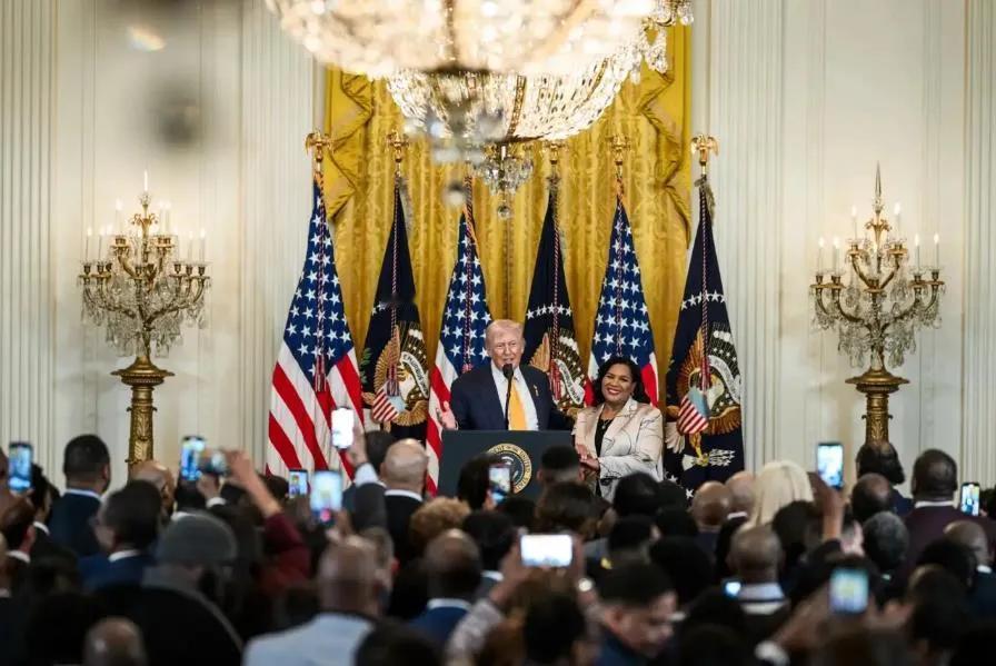 美国总统老特在其“真实社交”页面上宣布，他已下令解密有关外星人和不明飞行物的档案