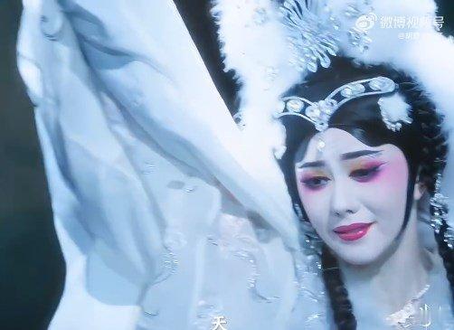 忆秦娥四公一抬手一转头全是戏，刘浩存完美融合狐仙气质和秦腔特色，狠狠期待。忆秦娥