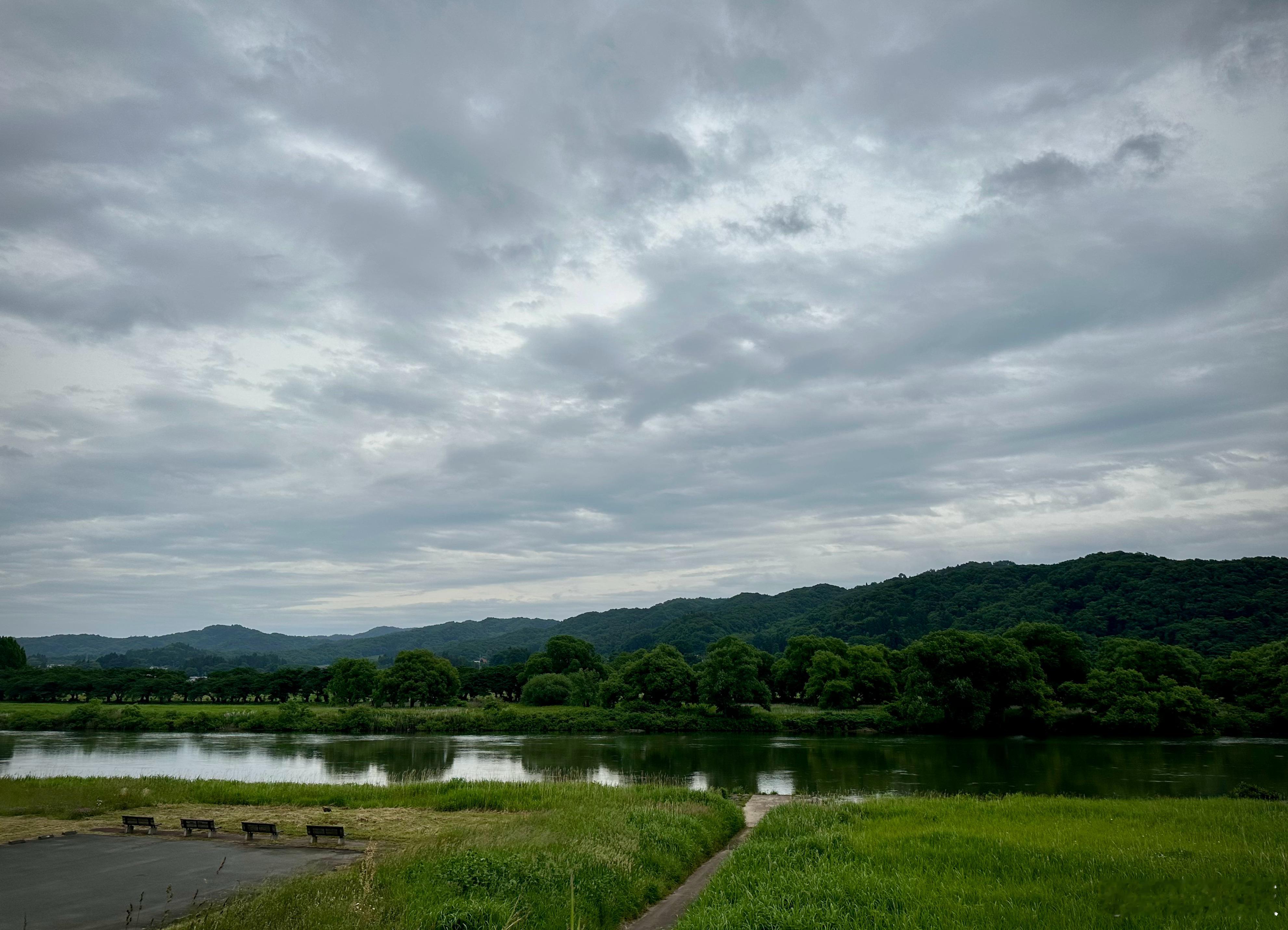 远山长，云山乱，晓山青。沿微雨中的北上川散步一小时。只看到一次身材矮小的母亲带着