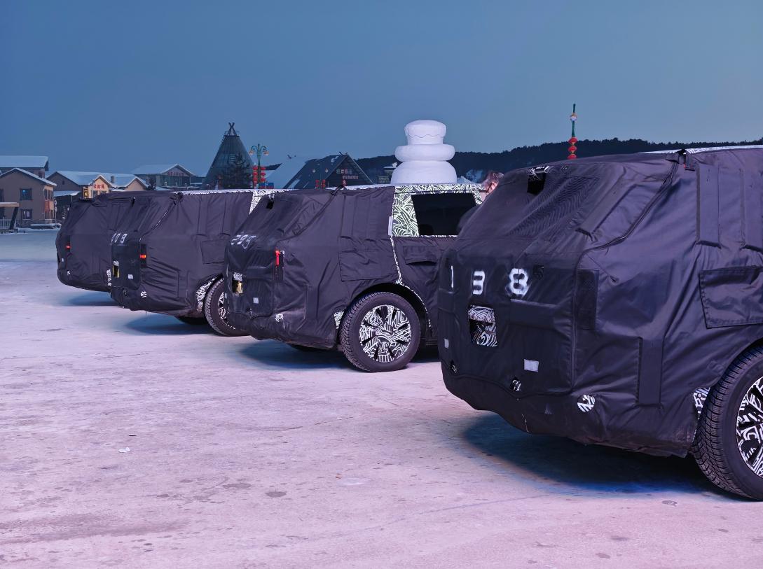 高寒测试+小蓝灯上车，小米新款SUV测试图曝光，有全新的小米YU9，或许还有YU