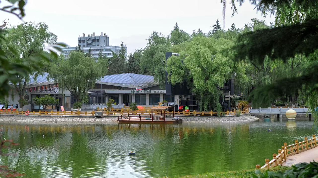 股市今日点评：
当前A股内外承压，市场氛围持续低迷。外部环境扰动叠加内部资金信心
