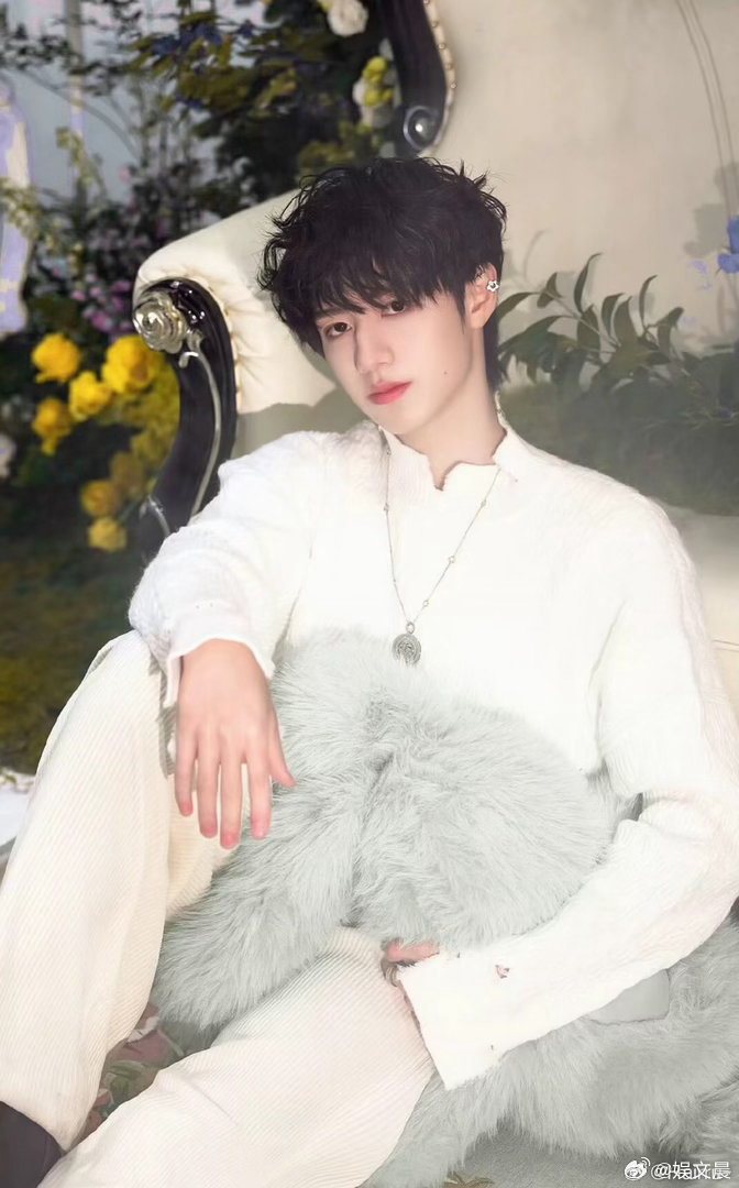 朱志鑫奢牌都爱的一张脸生图都能吊打精修，朱志鑫这张脸自带奢牌氛围感，干净又立体，