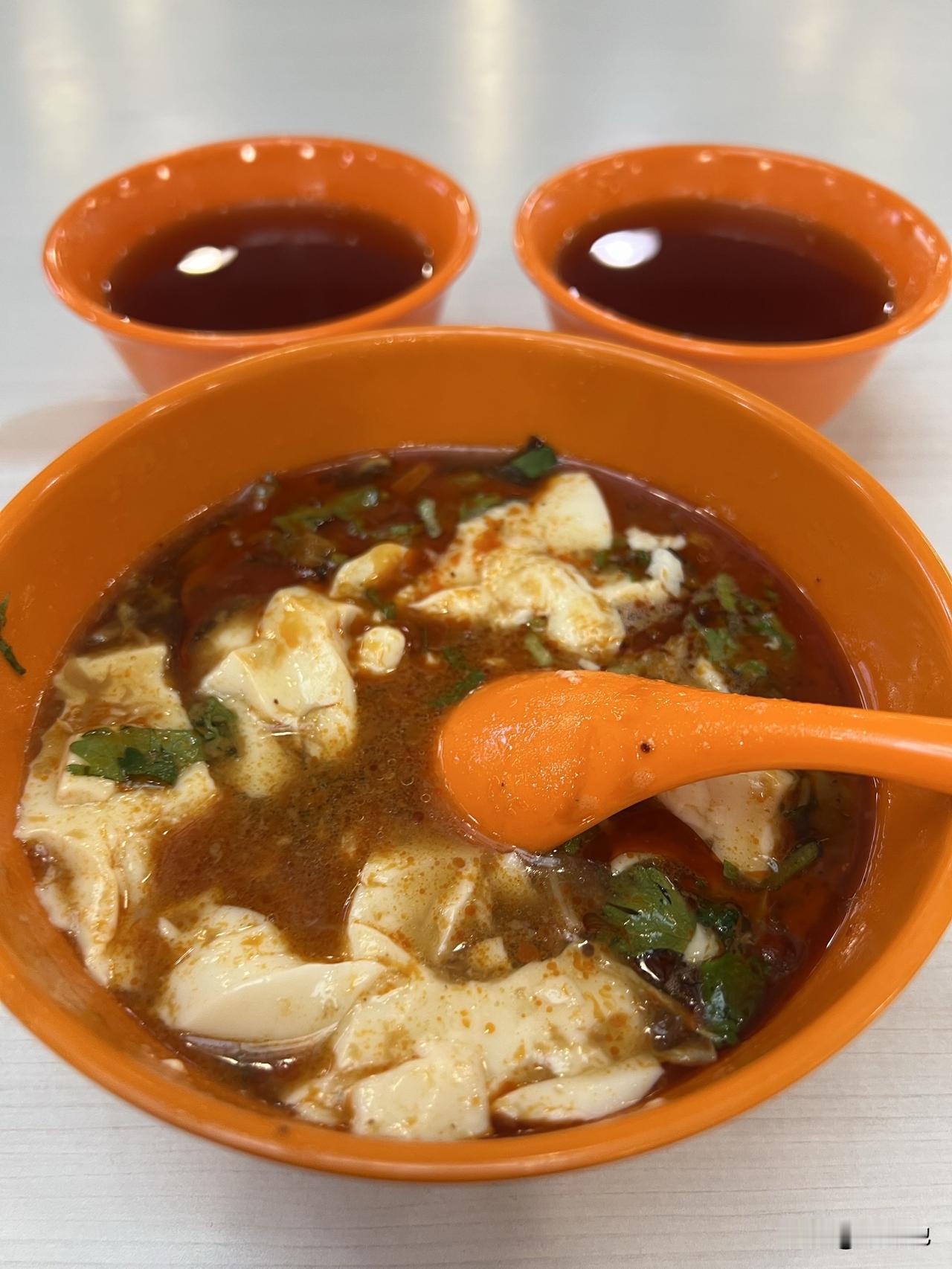 晚上只想简单吃点饭，到食堂买了一碗豆腐脑喝了四小碗绿豆汤。[星星眼][星星眼][