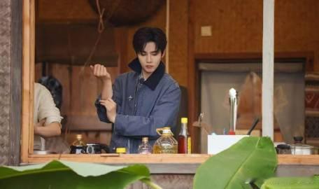 任豪是R1SE厨师长欢迎来到蘑菇屋 家人们快看！任豪在蘑菇屋的厨艺太牛了！他做菜