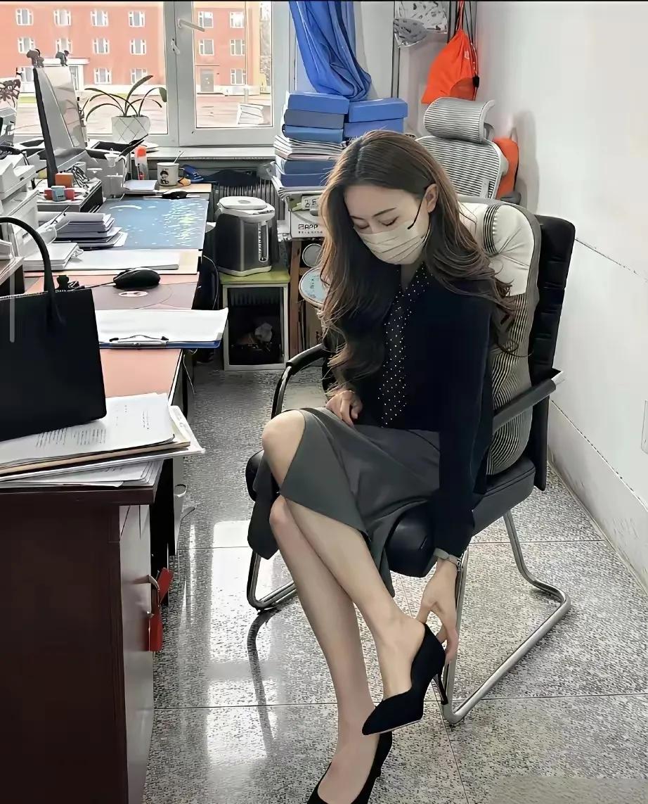 这是我老板
已经四十岁了
保养的好
一点都看不出来

每到饭点
都会喊我去她办公