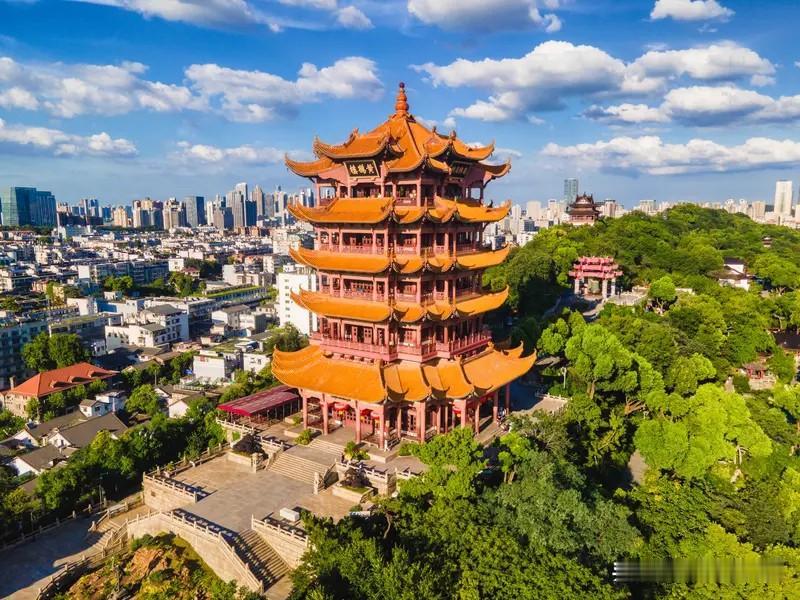 武汉市在过去一年中积极推进城市基础设施建设，新开通的地铁线路有效缩短了市民通勤时