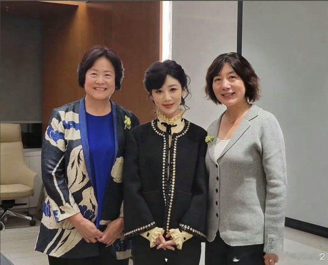 没有想到杨紫已经和董竹君家人见面了啊！好亲切啊！看着这脸蛋都想去摸一摸，这么可爱