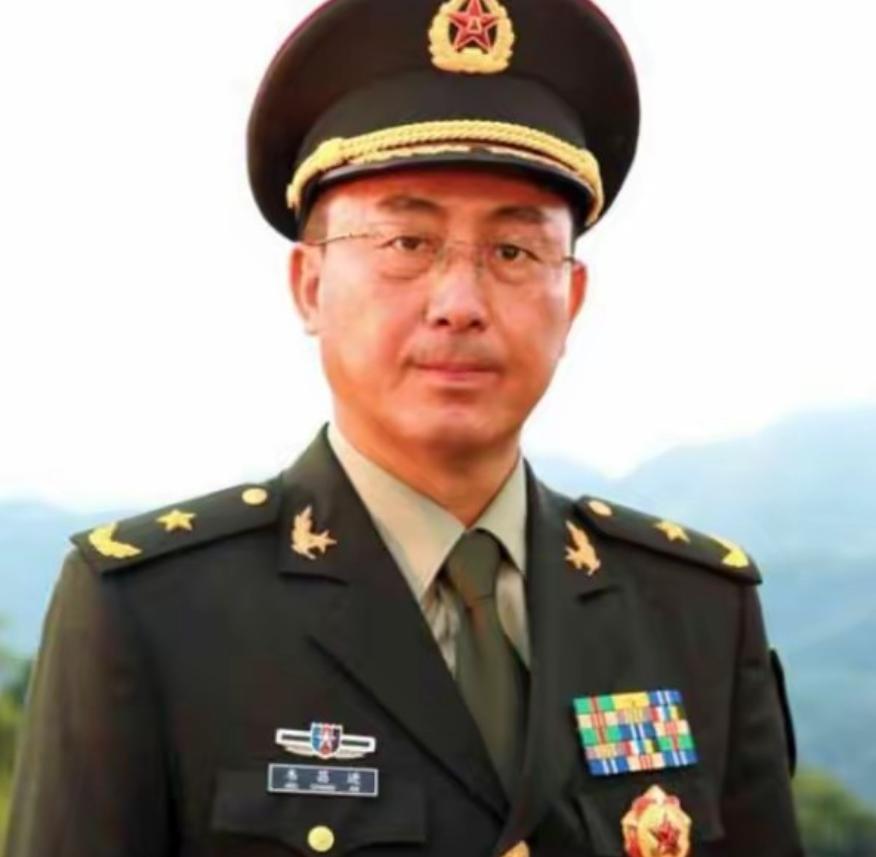 1985年，老山战场上，20岁小战士被炸伤，眼看敌人正冲过来。他丢下枪，匍匐爬去